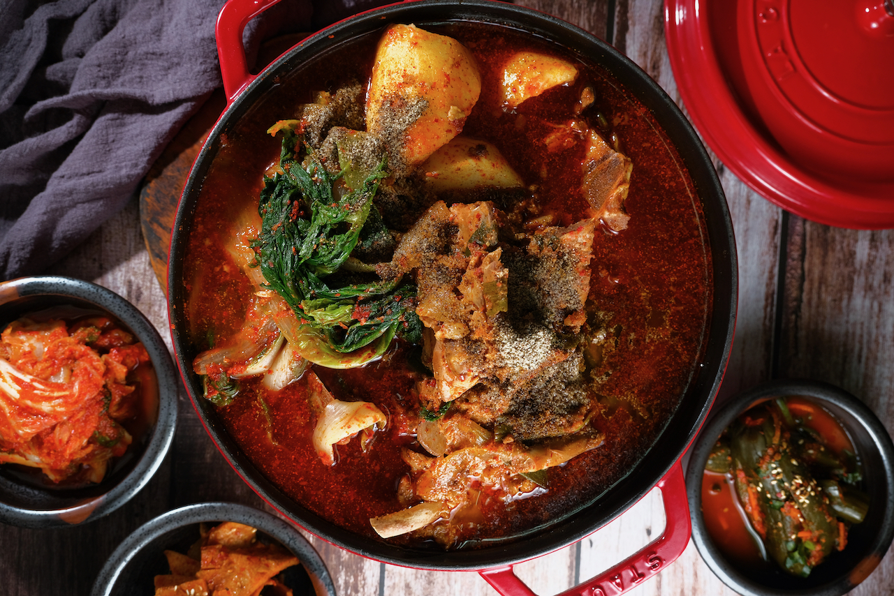 「豬骨湯」喝來有厚度，爽口不辣喉。（600元／小份、800元／中份、1,200元／大份，皆需3天前預訂，圖為大份，另提供1人份套餐150元）