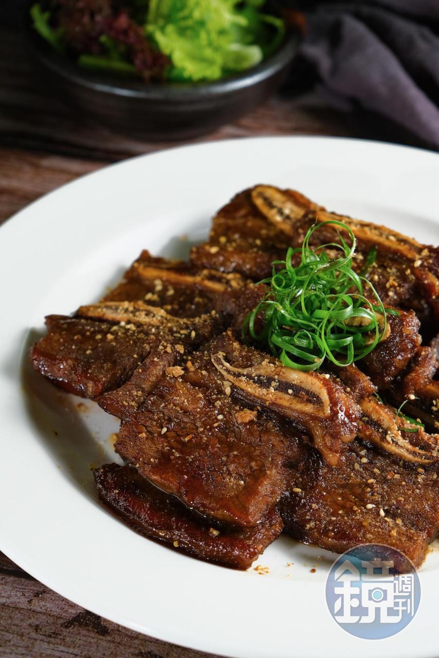 用醬油、水果泥醃3天的「韓式牛小排」供應生食,若代客烹調,需另酌收料理費50元/份。(1,460元/1公斤,圖約880元,需3天前預訂)