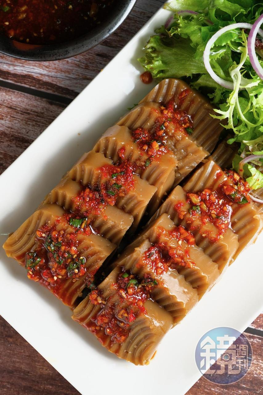 夏天吃冷菜「橡子涼粉」,蘸韓式調料,微苦開胃。(320元/份,需3天前預訂)
