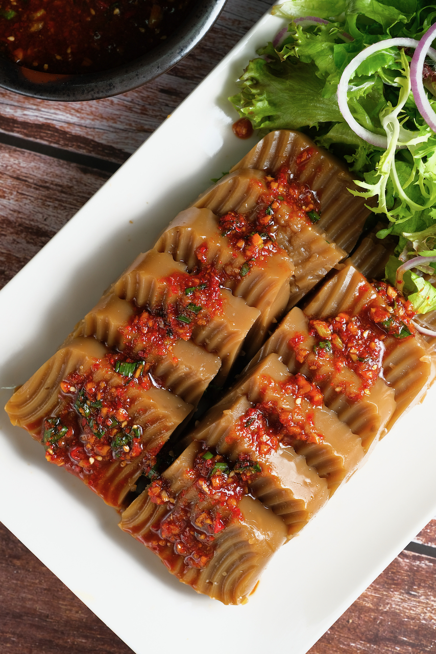 夏天吃冷菜「橡子涼粉」，蘸韓式調料，微苦開胃。（320元／份，需3天前預訂）