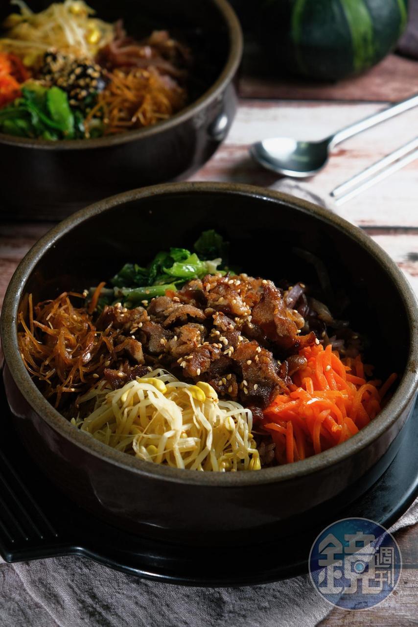 「韓式牛肉拌飯」配菜顏色繽紛,層次豐富。(150元/份)