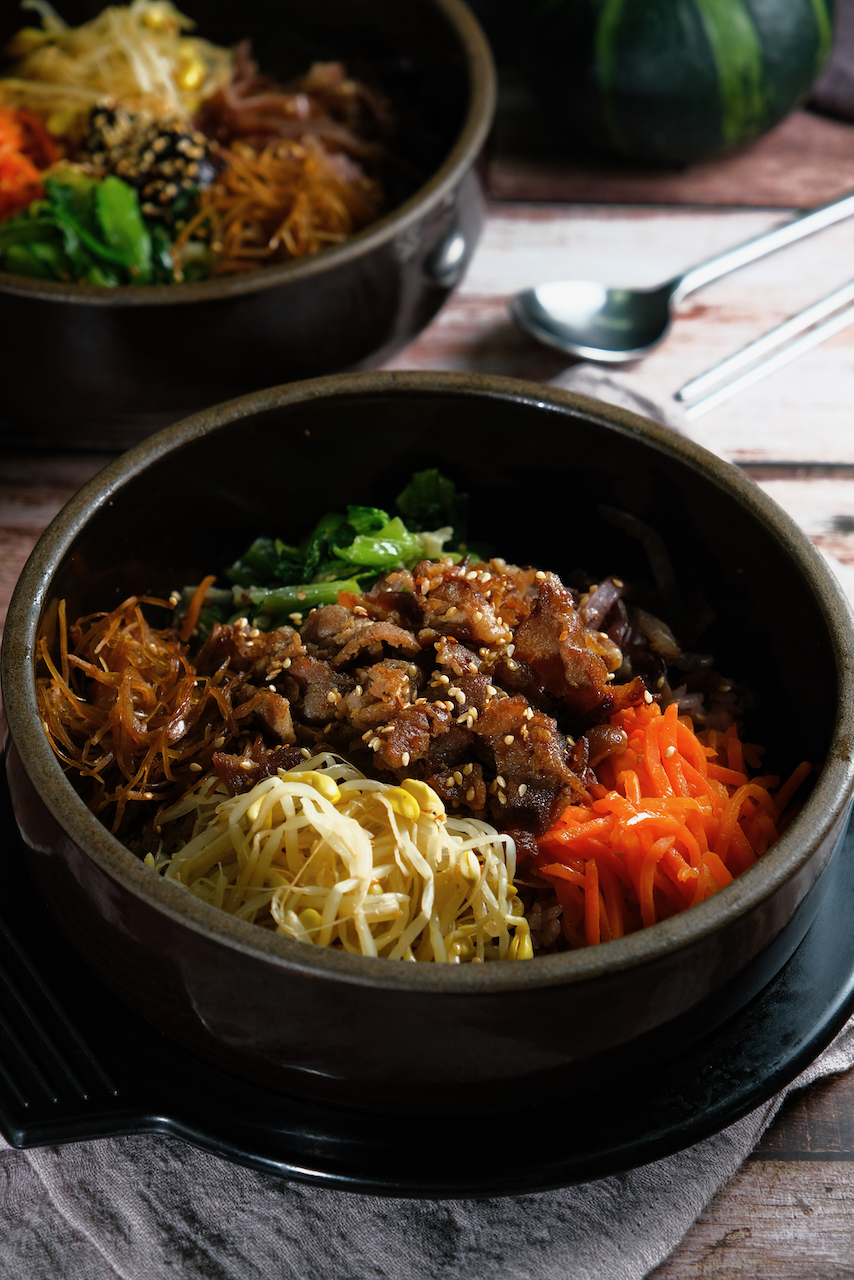 「韓式牛肉拌飯」配菜顏色繽紛，層次豐富。（150元／份）