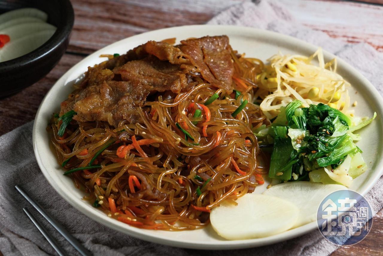 「韓式炒冬粉」以醬油、芝麻油,麥芽糖拌炒,口感Q彈。(130元/份)