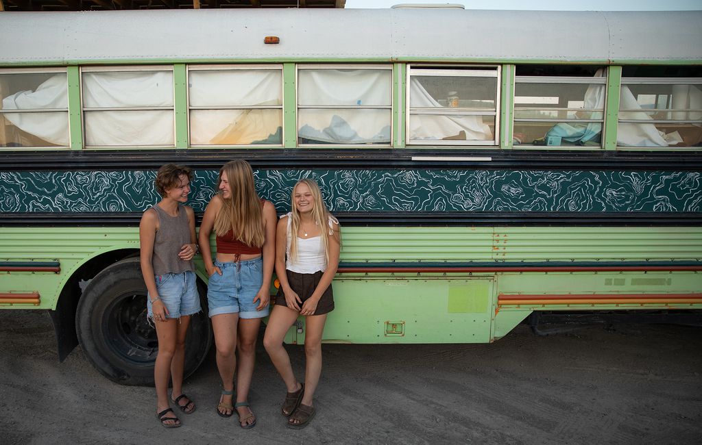 少女們化情傷為力量，為自己的青春出走。（翻攝自the.bam.bus IG）