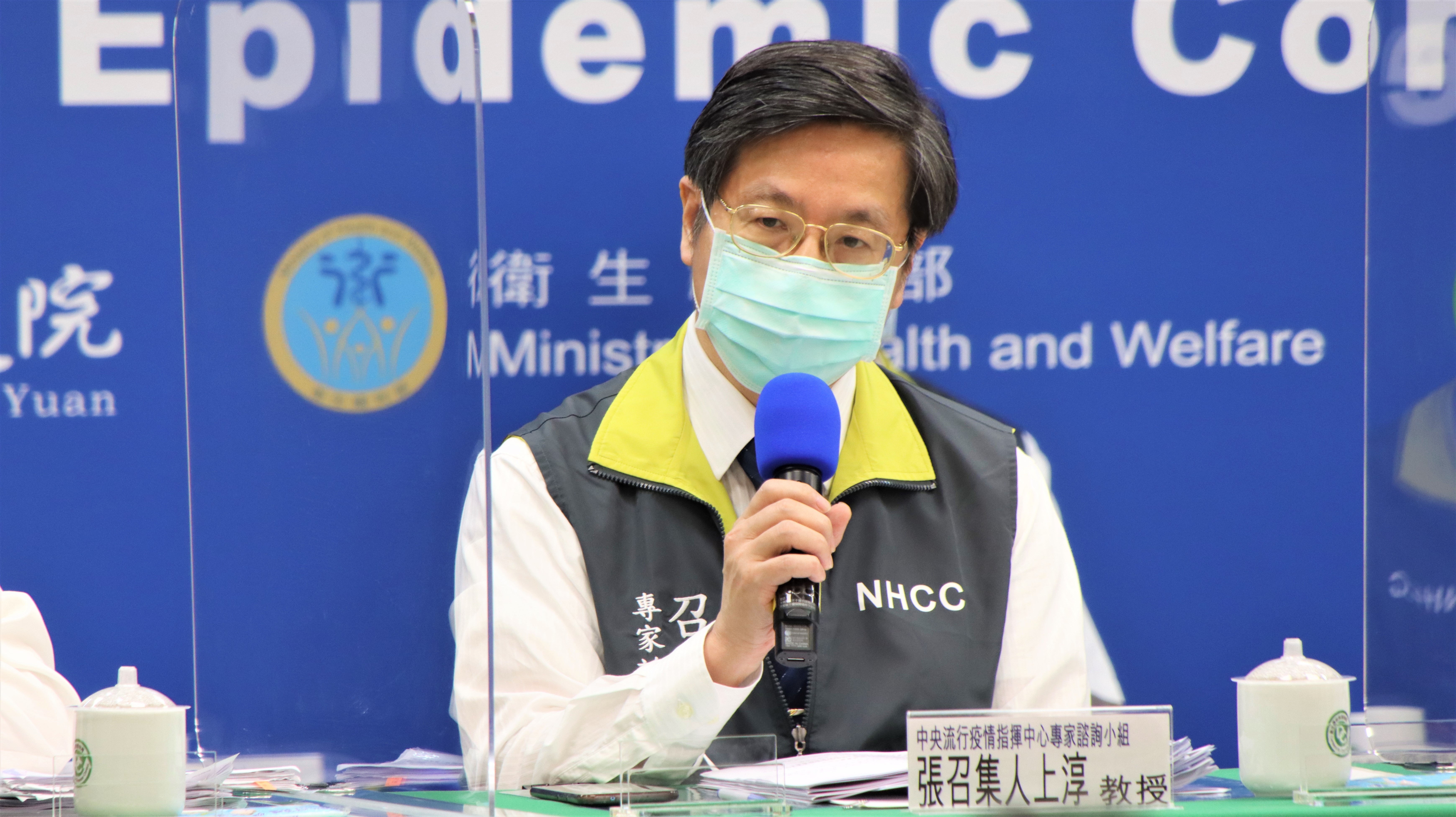 張上淳指出,AZ混打莫德納疫苗在國外研究指出,可提升免疫效果且無嚴重不良反應。(指揮中心提供)