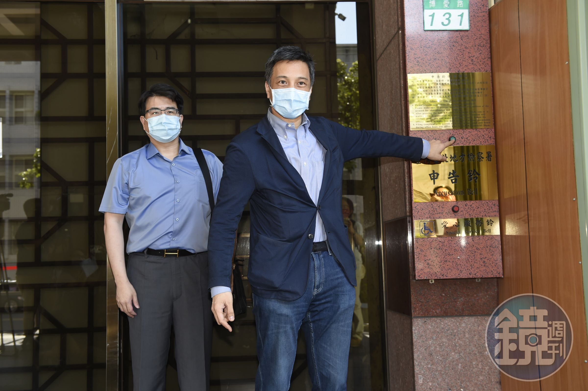 黃育仁按鈴控告達勝伍董座郭冠群等5人背信。