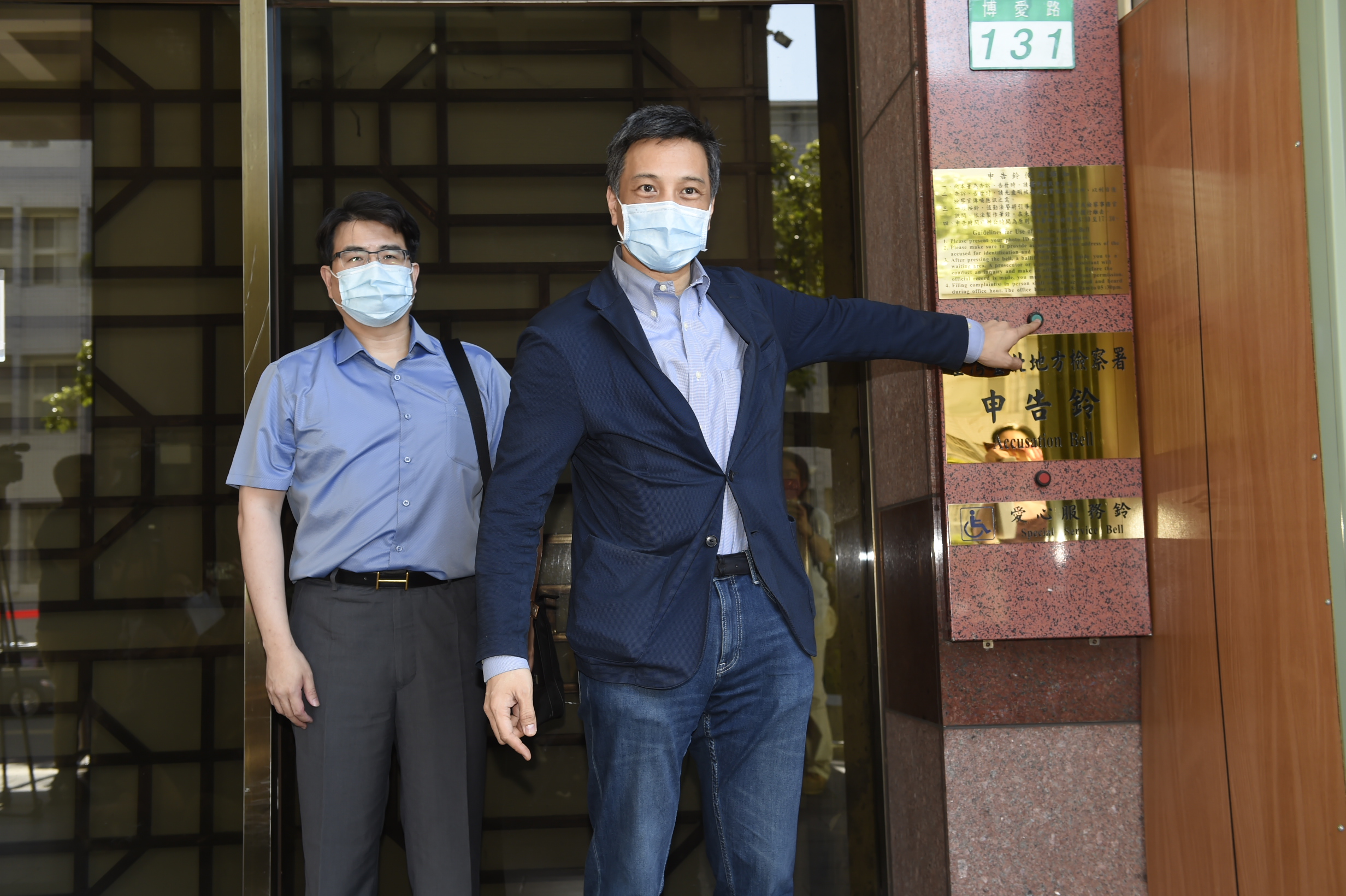 黃育仁按鈴控告達勝伍董座郭冠群等5人背信。