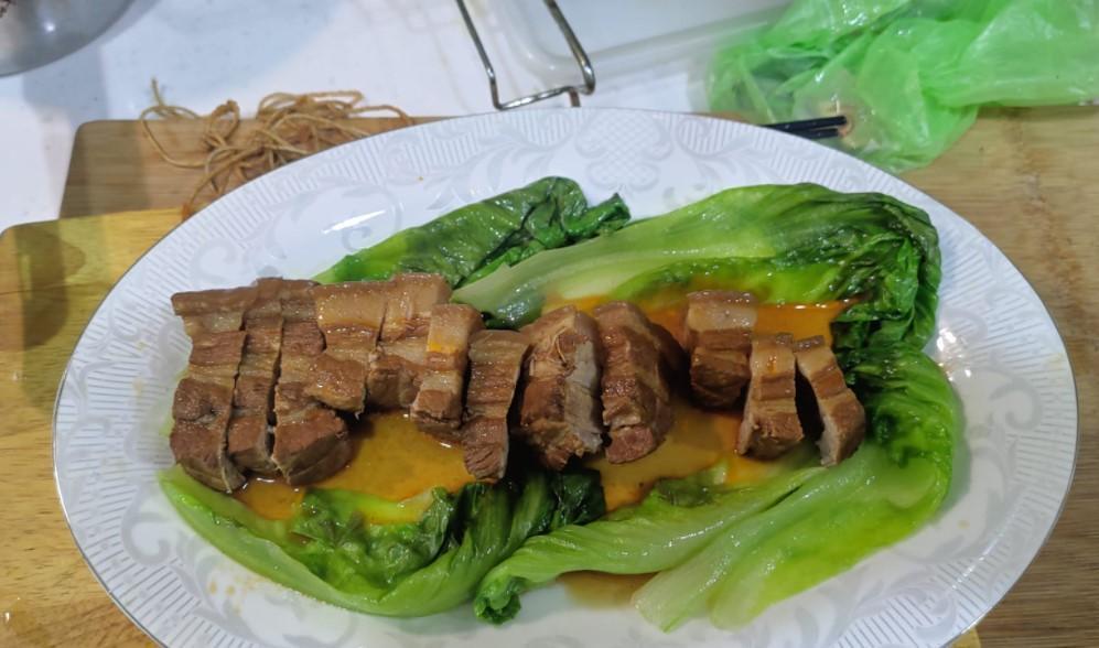 人夫煮東坡肉招待兒子的女同學，卻惹怒妻子，讓他十分無奈。（翻攝自臉書社團「爆怨2公社」）