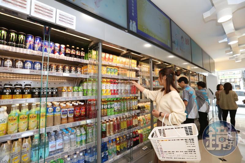 受疫情影響，許多民眾在家網購，超商物流量大增，店員每天要花數小時整理。（示意圖，本刊資料照）