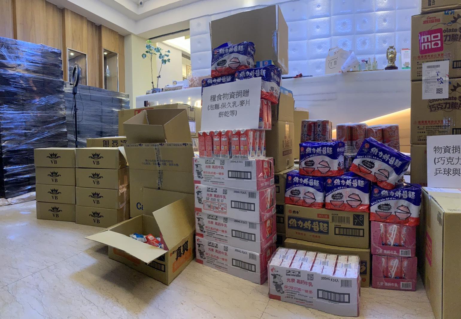 黃孟婷在門市準備上千份「生活物資箱」,提供需要的民眾領前往領取。(翻攝畫面)