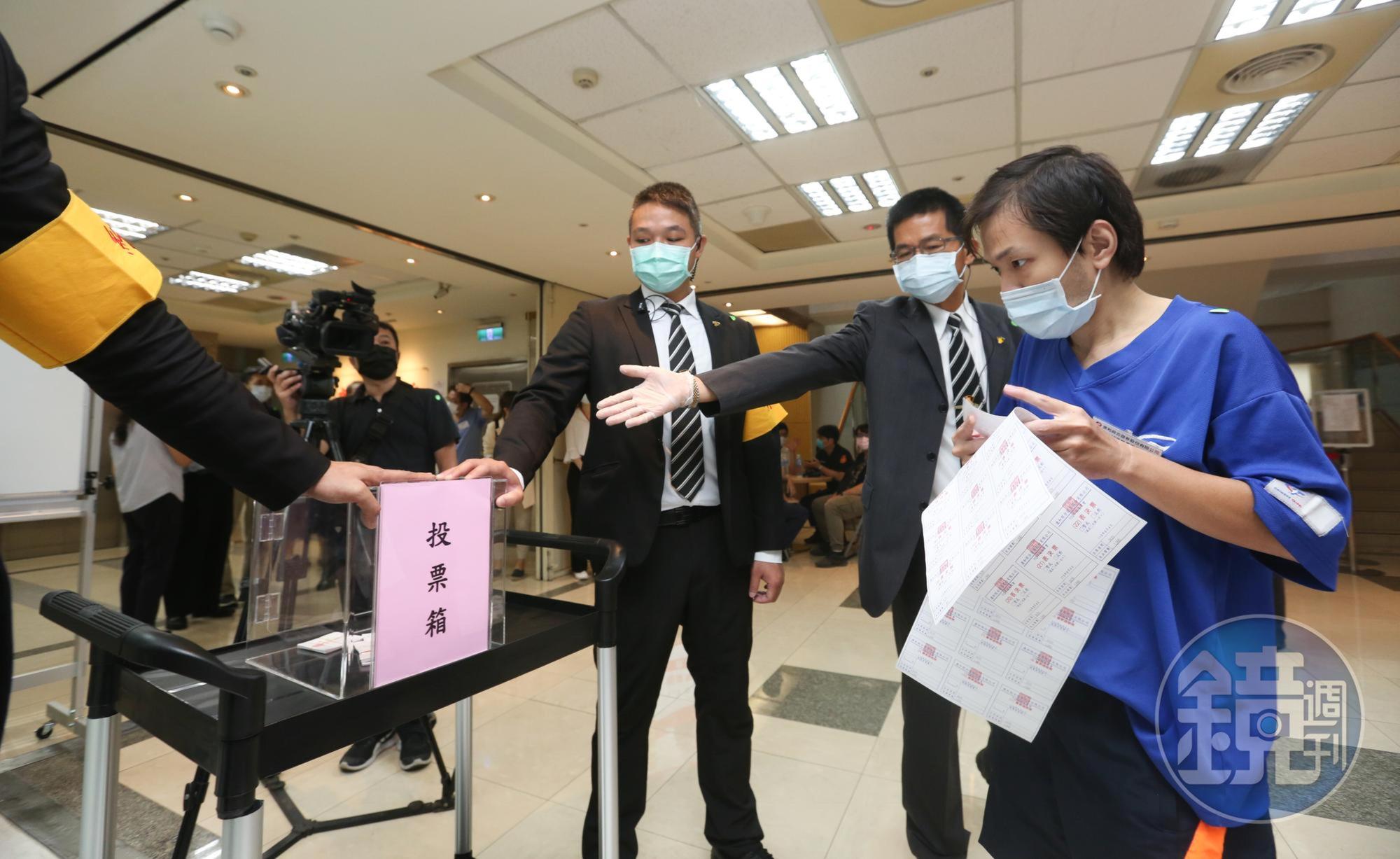 台股進入除權息旺季,今年有高達70家公司股息殖利率超過7%。