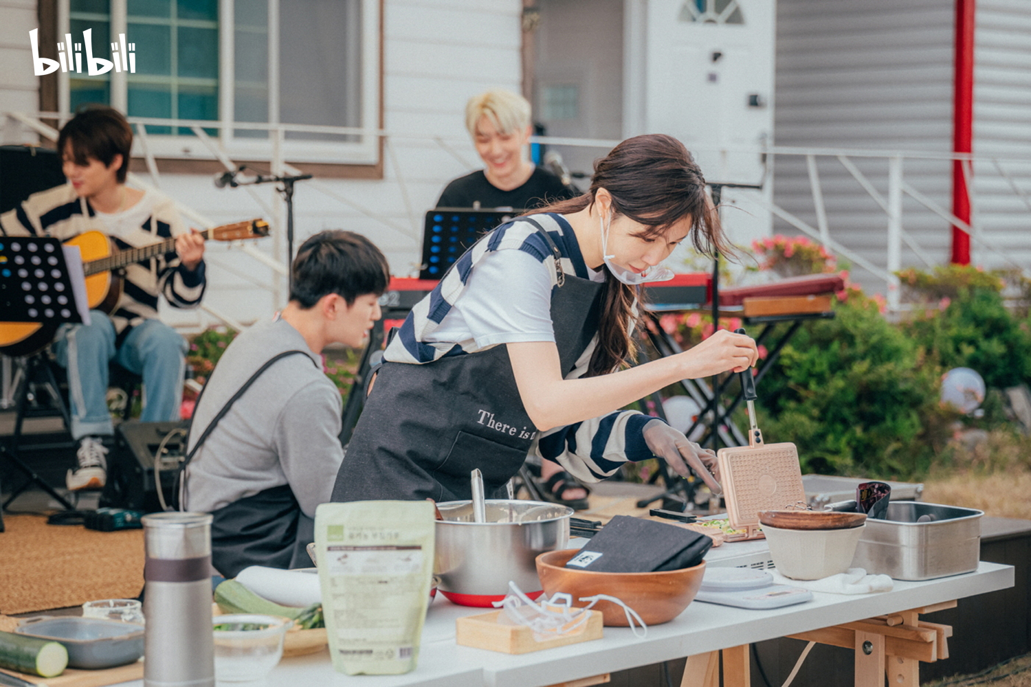 李智雅在《盼望的大海》親自設計限定餐點，一邊還在錄製《PENTHOUSE：上流戰爭》的她說心情好複雜。（bilibili提供）