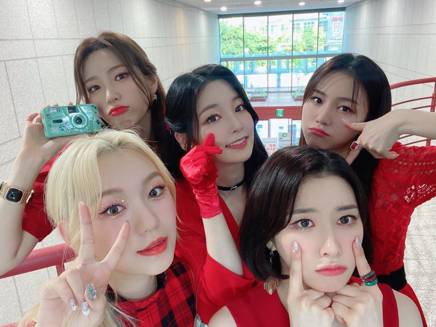Rocket Punch 5月時發行〈Ring Ring〉,朱里因健康出問題暫停活動。(翻攝Rocket Punch推特)