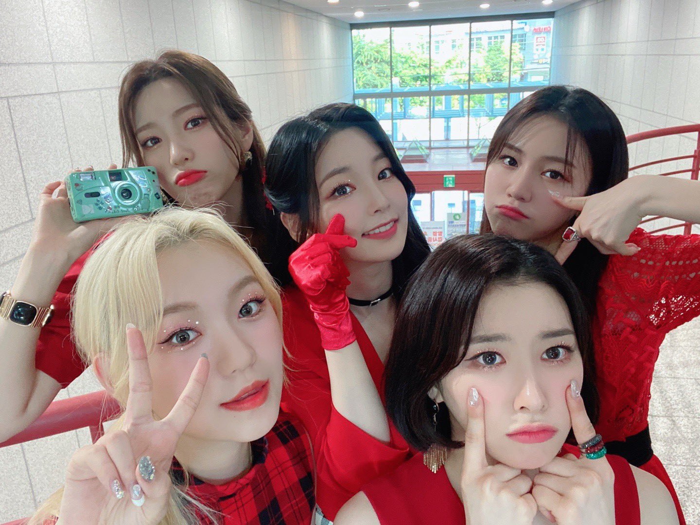 Rocket Punch 5月時發行〈Ring Ring〉，朱里因健康出問題暫停活動。（翻攝Rocket Punch推特）