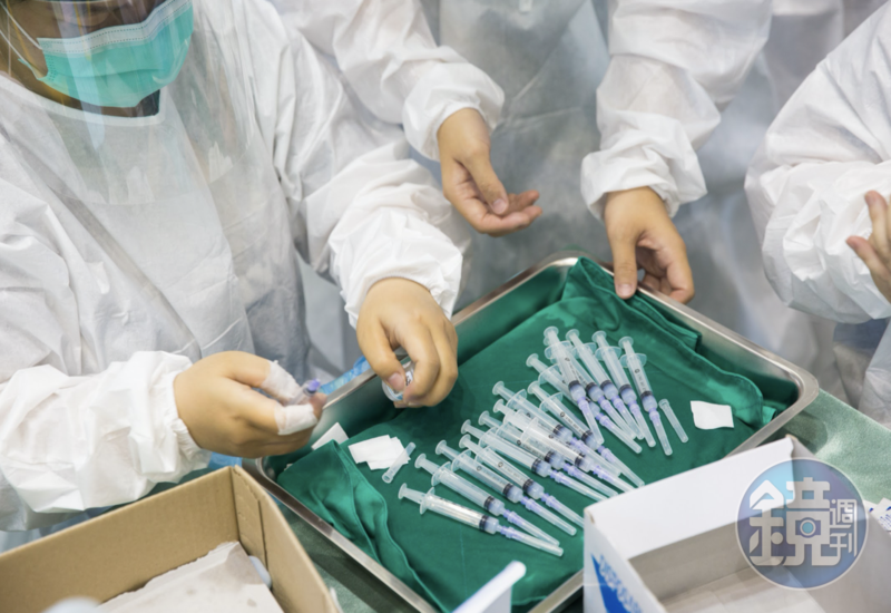 桃園市某明星國小校長遭控與同校任職的妻子,兩人在6月中利用職權之便,巧立名目接種疫苗。(示意圖,本刊資料照)