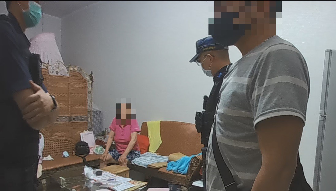 有憂鬱傾向的陳姓婦人因疫情和房屋漏水的緣故欲輕生，警方到場用2妙計阻止憾事發生。（松山分局提供）