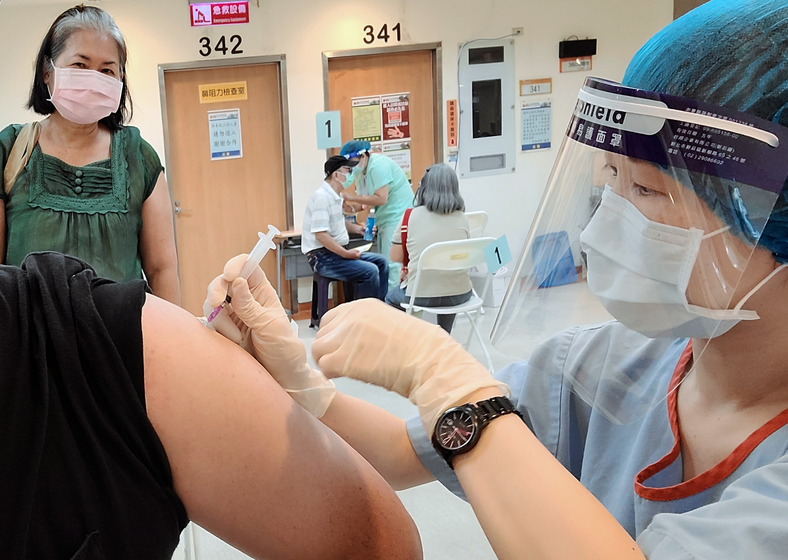 台積電、鴻海、永齡基金會成功購入BNT疫苗，為台灣疫情帶來好消息。（本刊資料照）