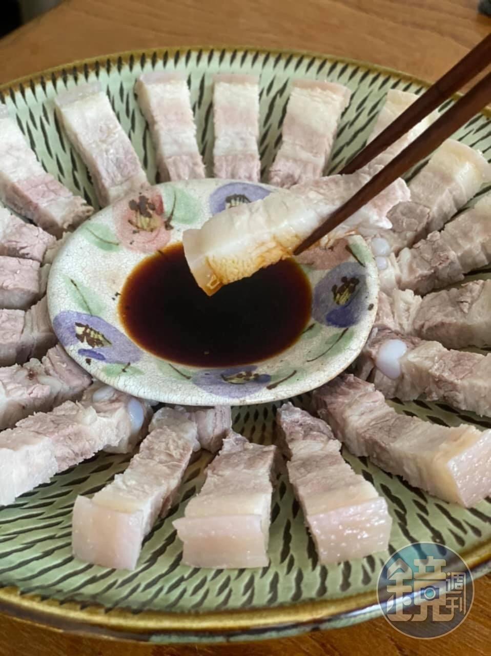 五花肉蘸一下「金藏醬油」，鹹甜鹹甜。（邱俊智提供）