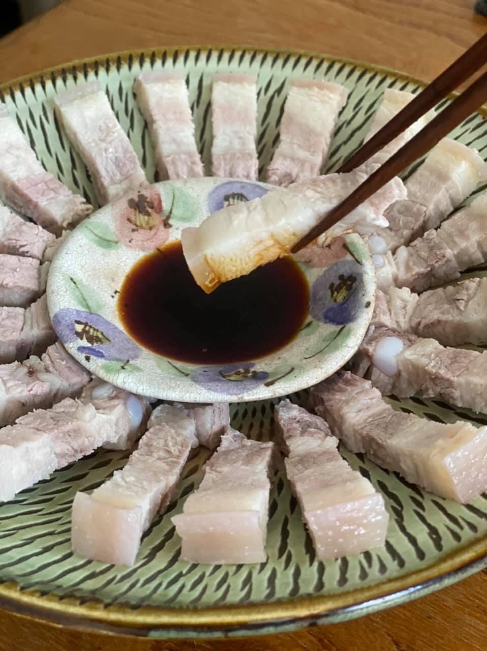 五花肉蘸一下「金藏醬油」，鹹甜鹹甜。（邱俊智提供）