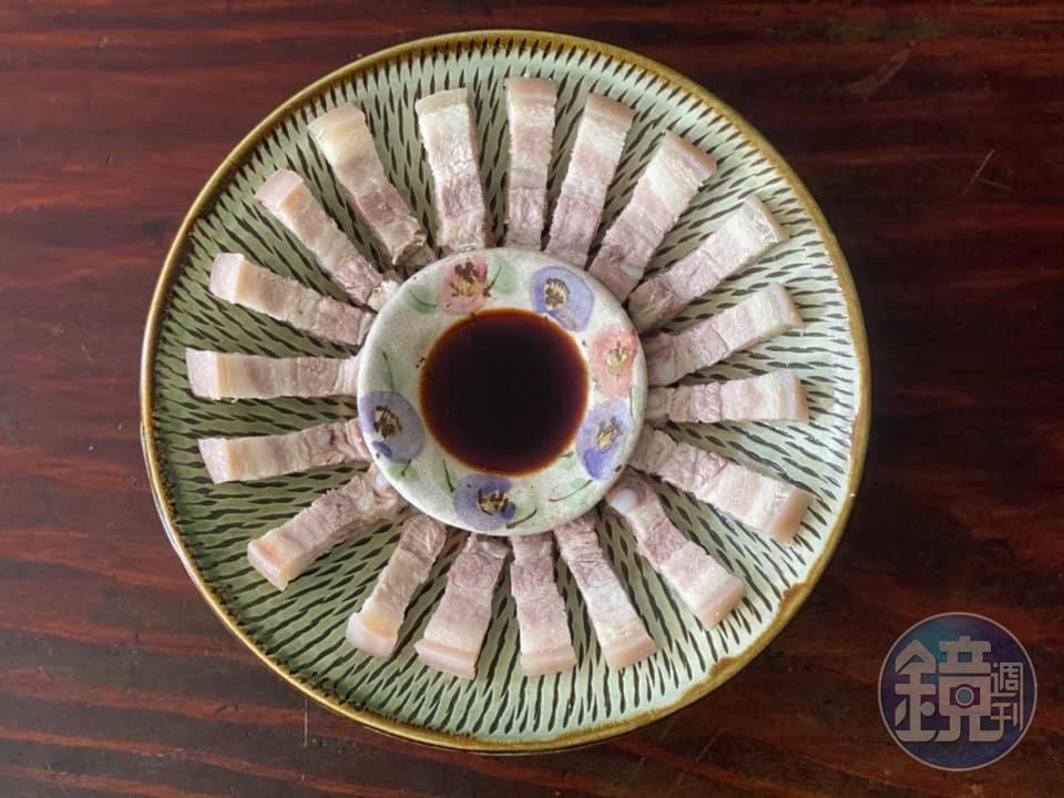 金藏醬油適合拿來蘸食材，細細品嘗。（邱俊智提供）