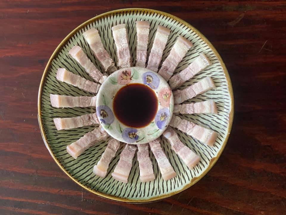 金藏醬油適合拿來蘸食材，細細品嘗。（邱俊智提供）