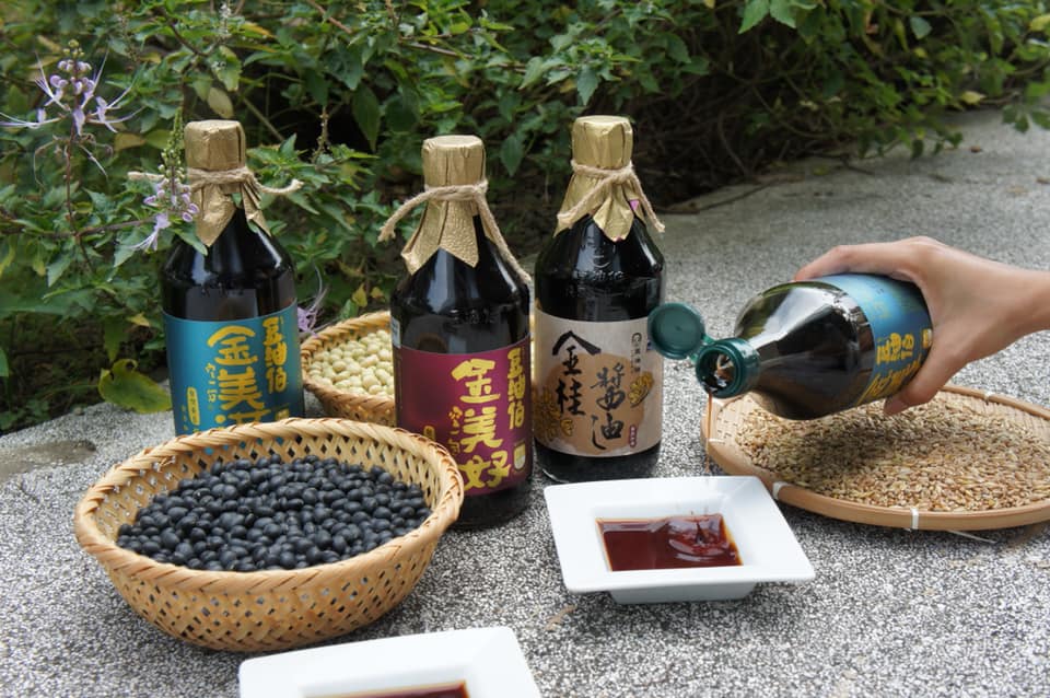 豆油伯的「金桂醬油」（右1）和「金美滿釀造醬油」（左1），曾獲得有「食品界奧斯卡」之稱的「Great Taste Awards 2019 英國星級美食大獎」的肯定。