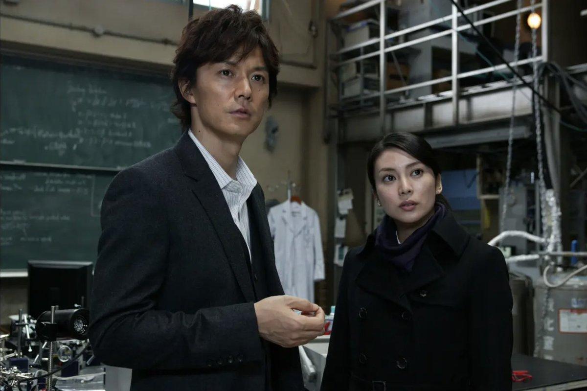 柴崎幸(右)在《破案天才伽利略》系列中飾演一名女刑警,攜手福山雅治破解許多重大案件。(翻攝自WOWOW)