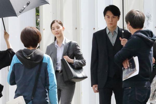 福山雅治(右)今年4月被拍到與新木優子出外景拍攝《破案天才伽利略》。(翻攝自《女性自身》)