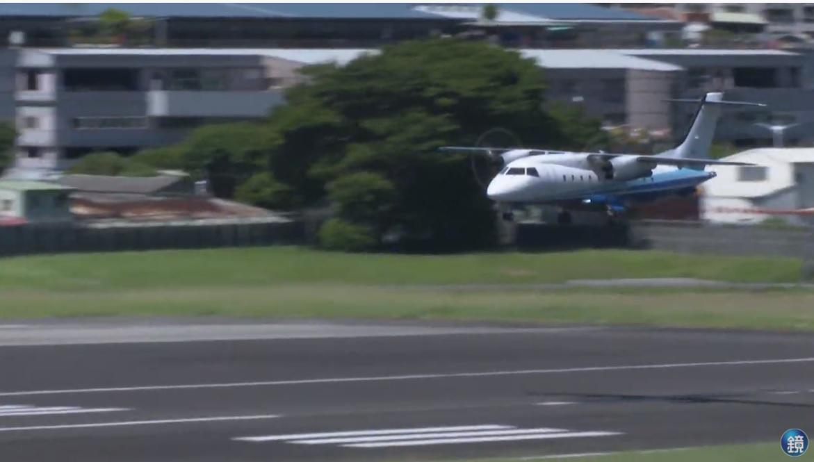 今(15日)上午9點30分,一架美軍專機降落松山機場,快閃36分鐘後立刻離境。