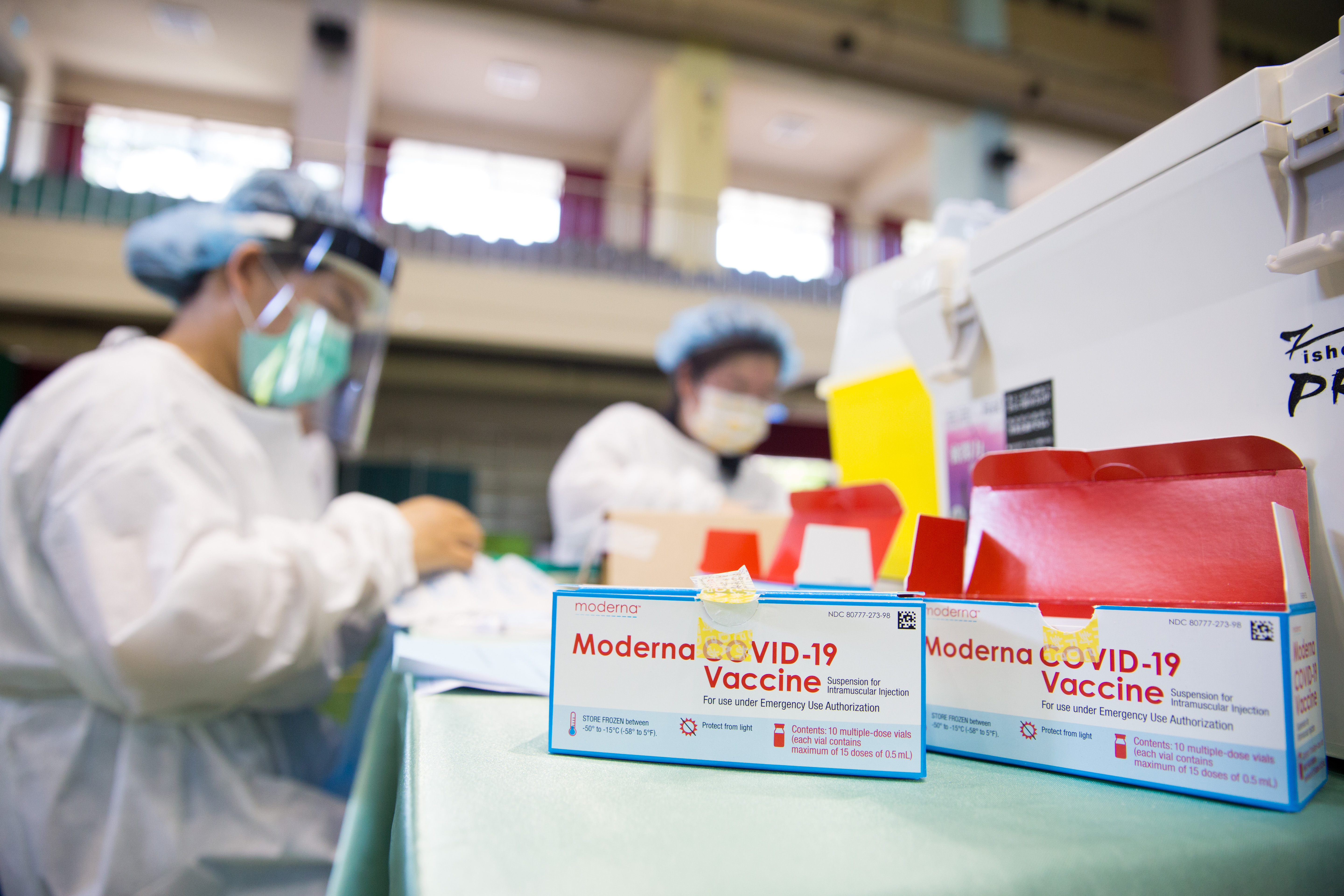 台中市至少5名已注射AZ疫苗的長者闖關成功混打莫德納疫苗，市府回應會加強措施杜絕此現象。