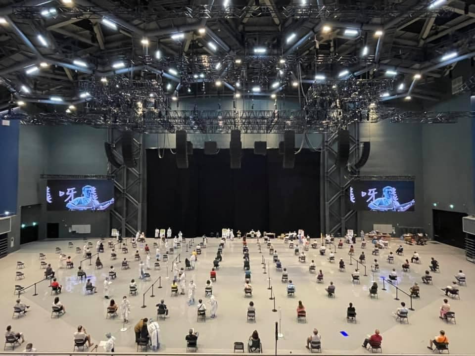 高雄流行音樂中心開放施打疫苗，現場播放歌手李宗盛的演唱會。（翻攝自史哲臉書）