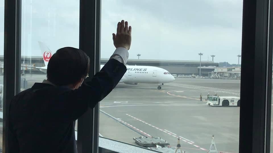 我國駐日代表謝長廷在機場目送裝載疫苗的飛機起飛。（翻攝自謝長廷臉書）