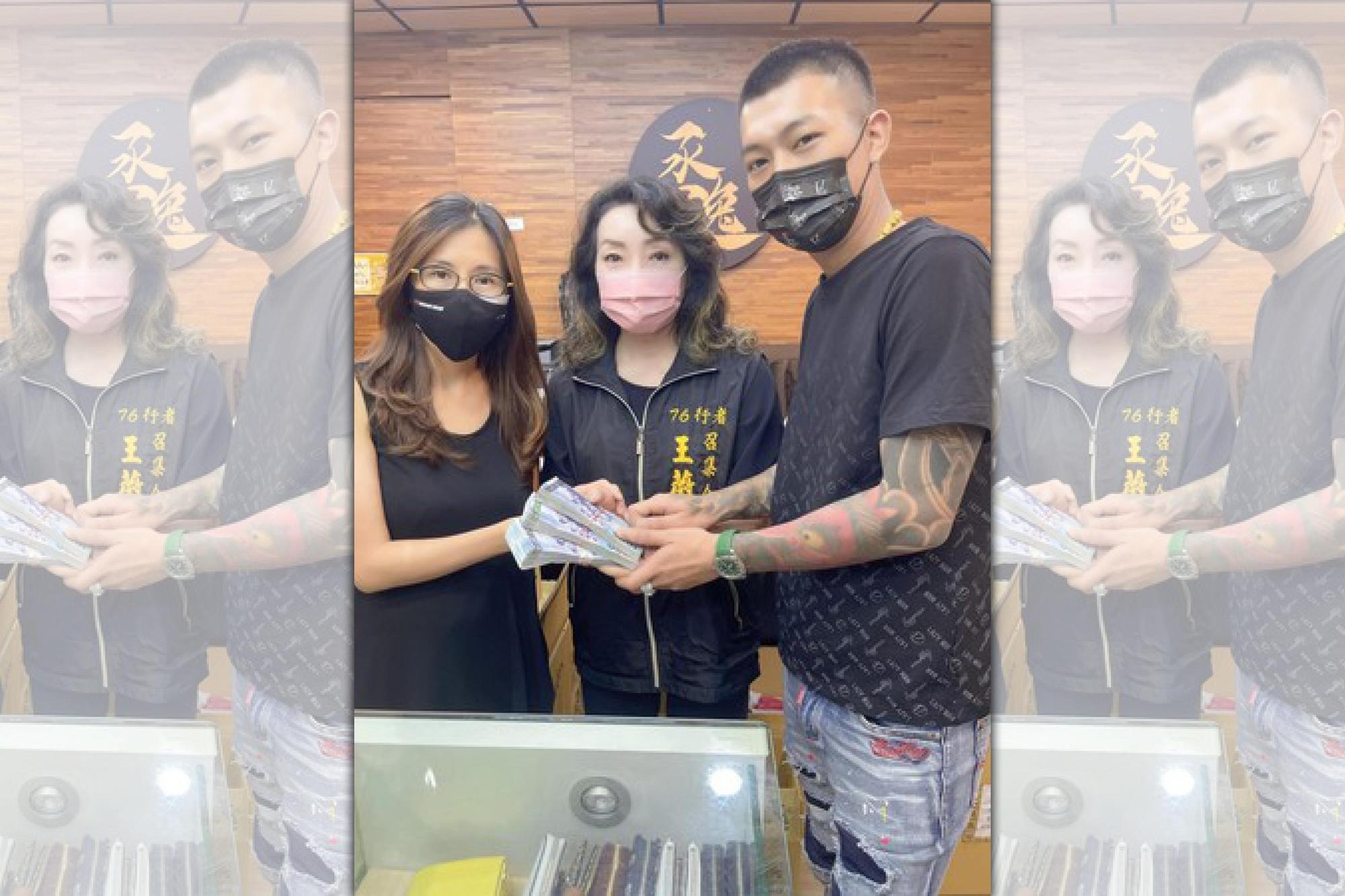 鳳梨透過76行者團隊,捐出30萬給被柔道教練摔死的黃小弟家屬。(翻攝自鳳梨臉書)