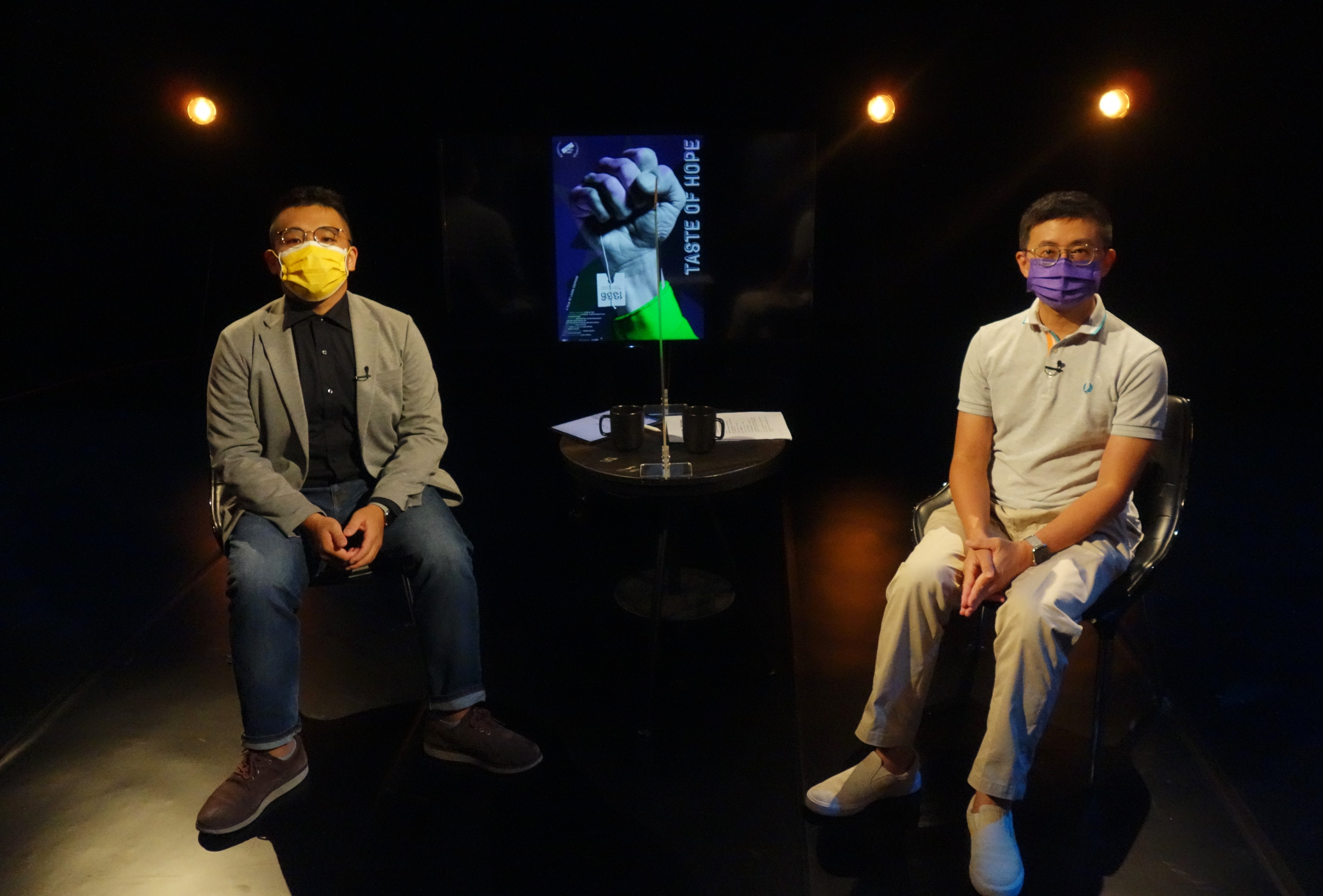 《公視主題之夜SHOW》播出紀錄片《希望的滋味》，映後論壇以《當勞工成為老闆》為題，邀請律師楊貴智(左)、首位踏入政壇的YouTuber邱威傑（呱吉）(右)與談。（公視提供）