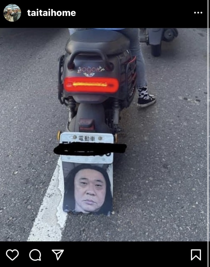 邰智源的照片被做成機車擋泥板，不少網友認為有點像唐鳳。（翻攝自邰智源IG）