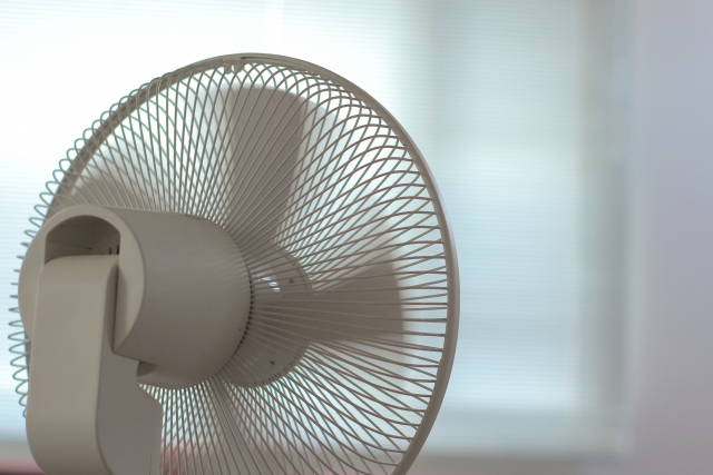 網友家裡沒裝冷氣，20多年來的夏天都只吹電風扇。（示意圖，photoAC）