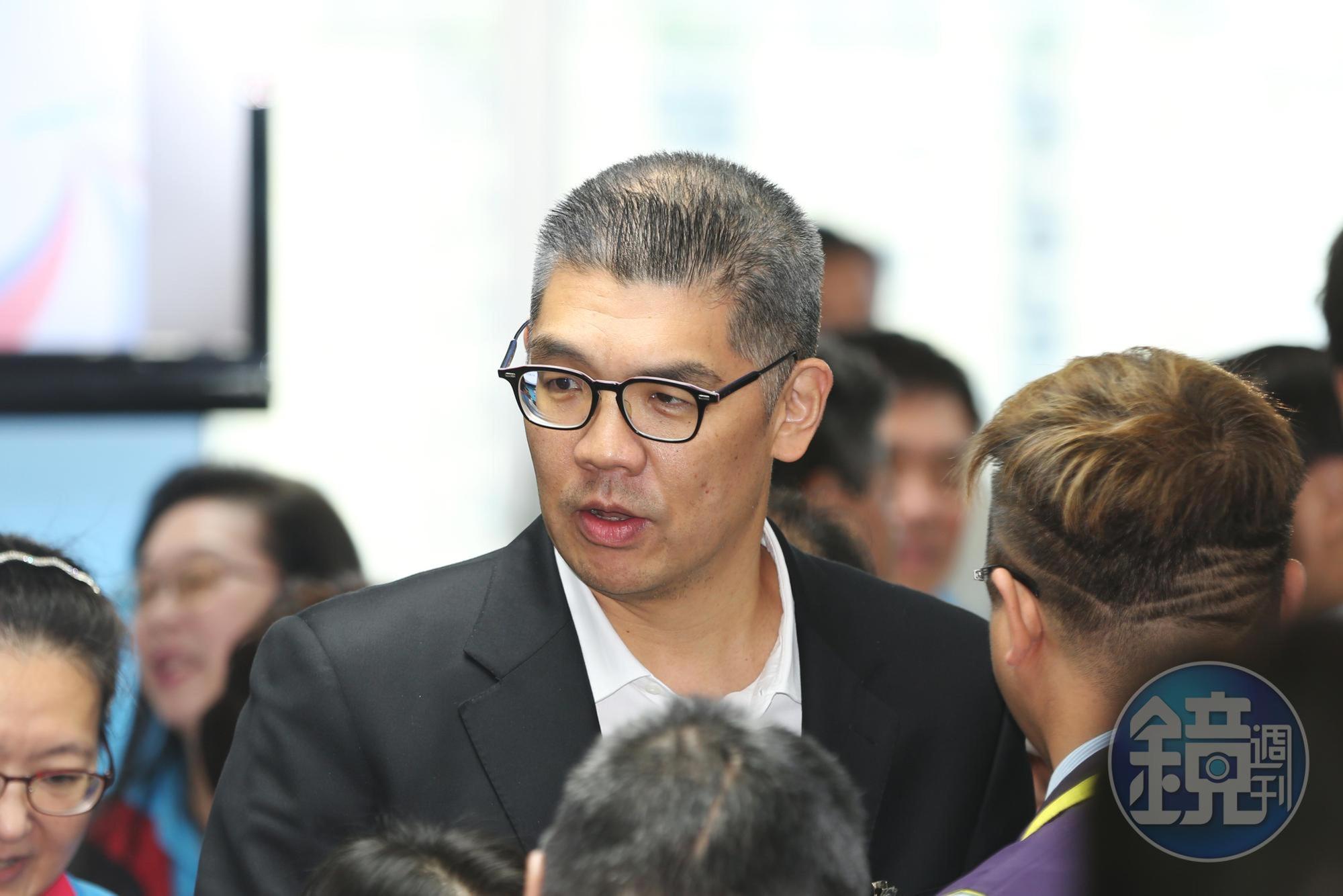 連勝文昨日換上臉書大頭貼，諷刺指揮中心未做字卡感謝台積電、鴻海捐贈1,000萬劑疫苗。（本刊資料照）
