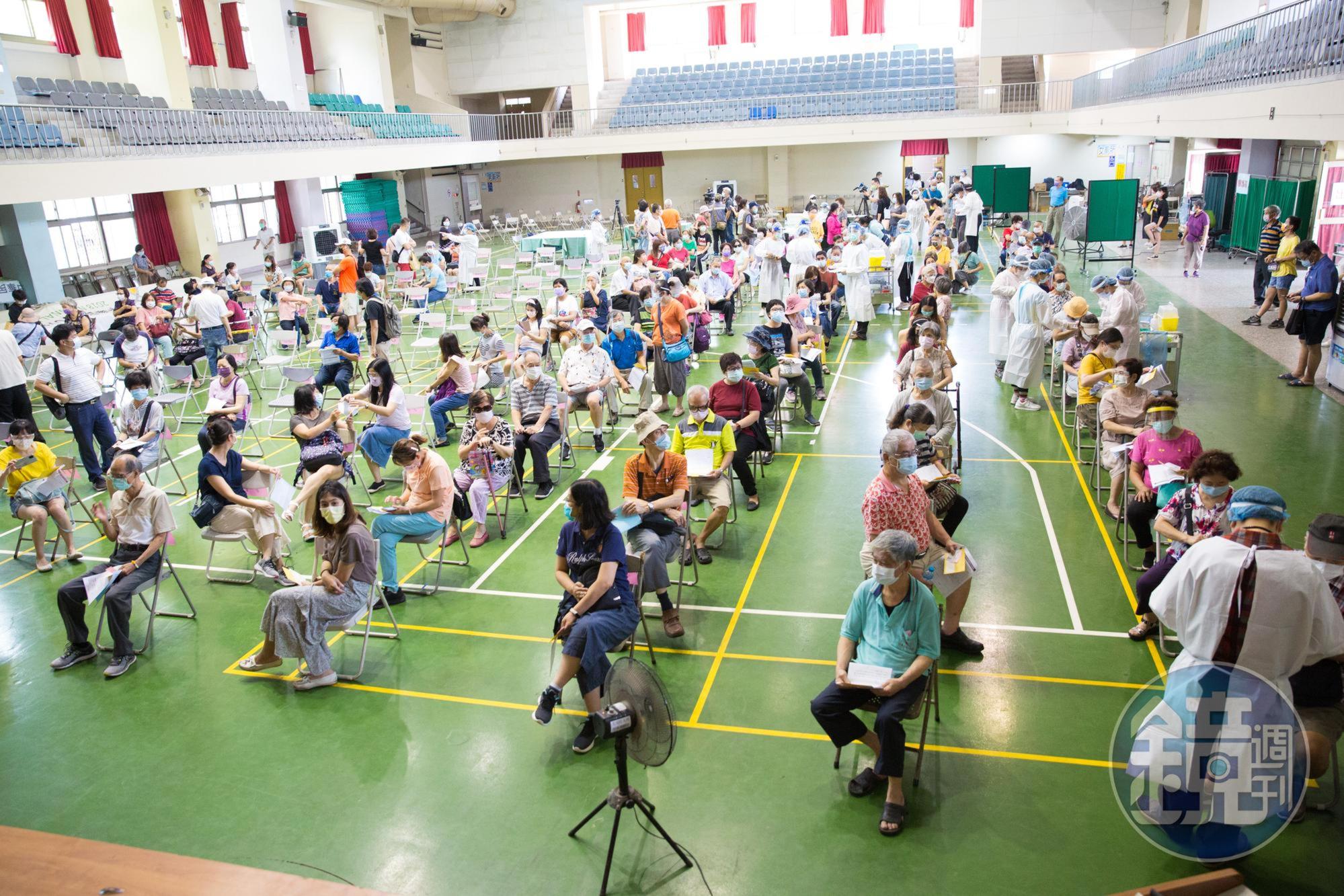台灣近來陸續擴大開放疫苗接種,針對民眾的諸多疑問,醫師徐嘉賢也在臉書解惑;圖為台中東山高中疫苗快打站。(本刊資料照)