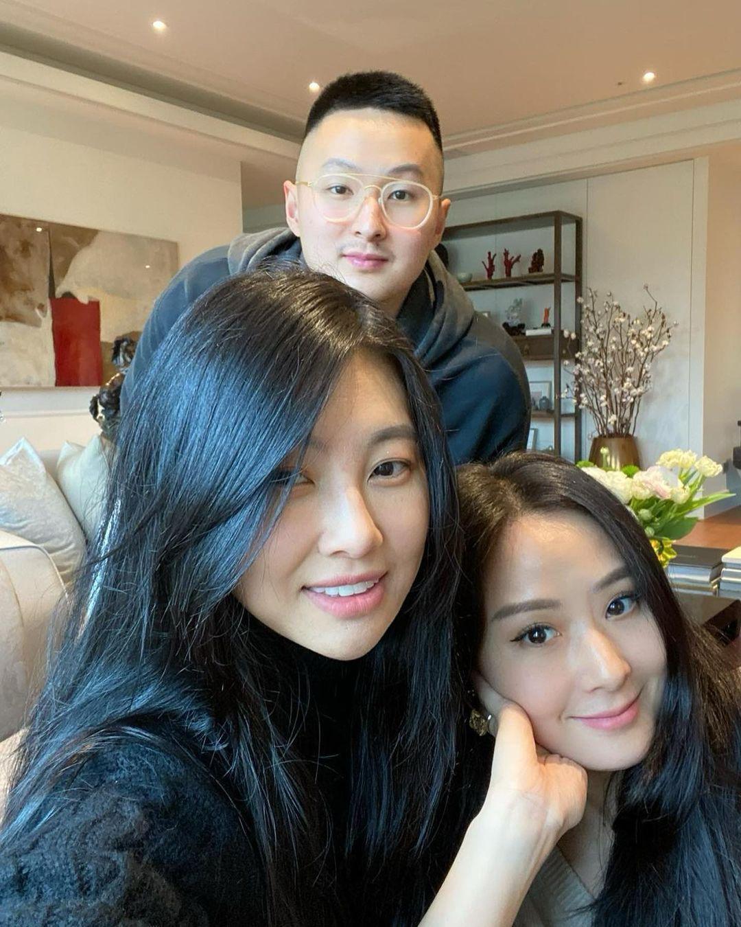 孫瑩瑩（左）與妹妹孫芸芸（右）、弟弟孫智宏（中）一家都是高顏值。（翻攝自孫瑩瑩IG）