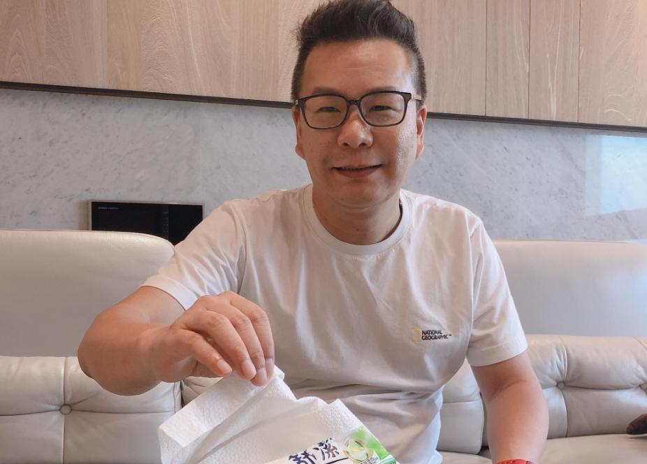 沈玉琳在17直播分享他的個人祕辛，提到被房東太太奪走很多第一次。（翻攝自沈玉琳的御林軍臉書）