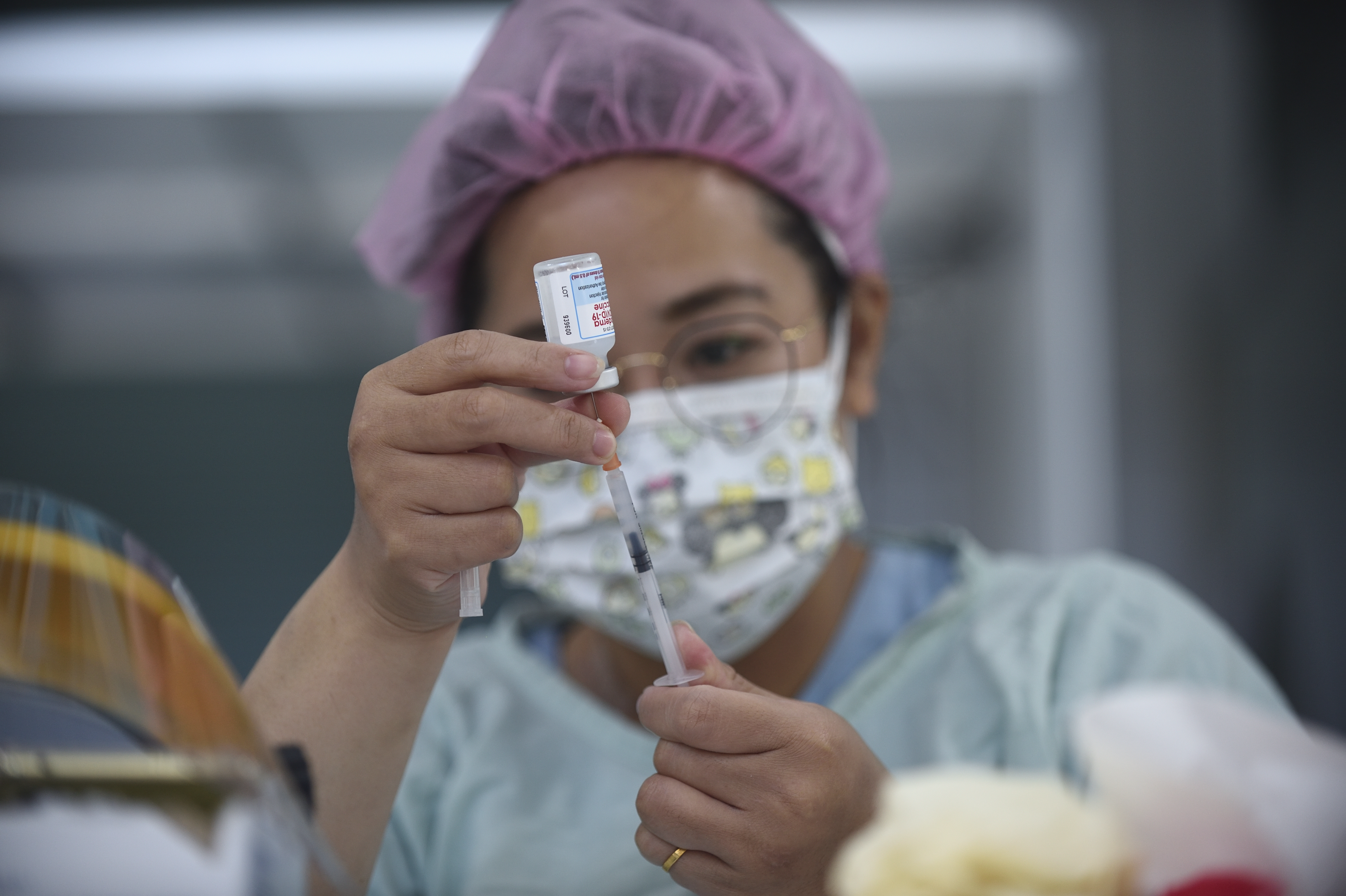 全球加速施打疫苗，相關疫苗廠業績亮麗，成市場追蹤焦點。（本刊資料照）