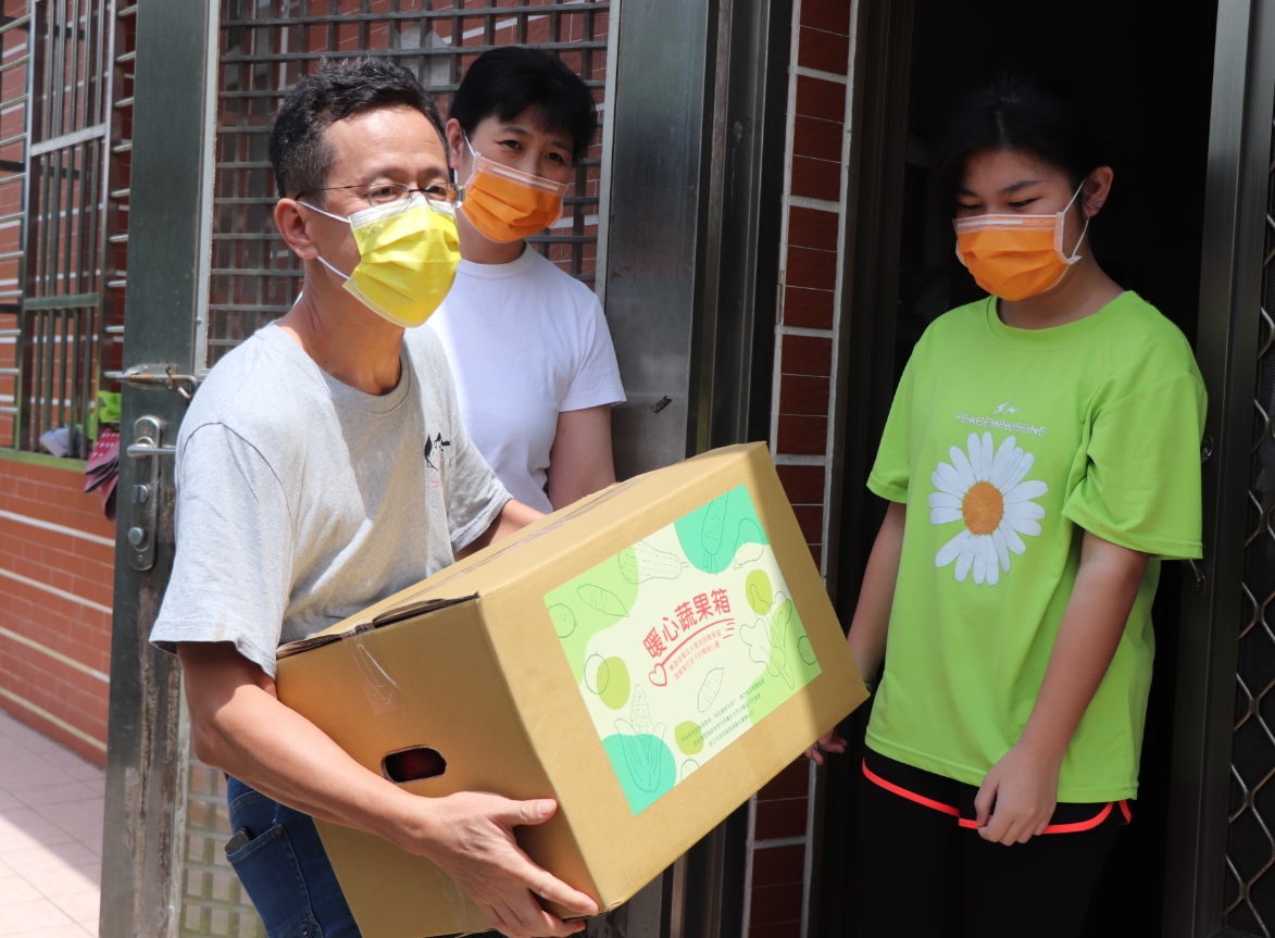 慈濟捐贈每月每戶「安心生活箱」及「暖心蔬果箱」各1箱，近4,000名弱勢學童受惠。（慈濟提供）