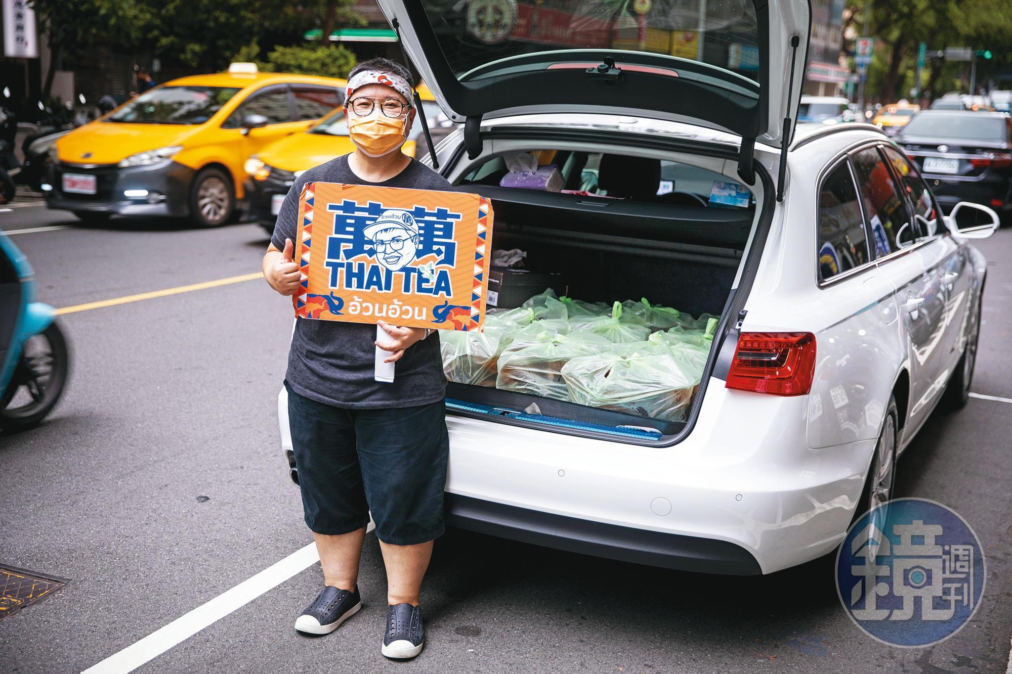 黃剛萍在LINE成立領隊的「熱血志工」群組,將近20人,已捐送700杯飲料、580份愛心便當,連在台法國人都來幫忙。這天是幫客人送100杯飲料給和平醫院。