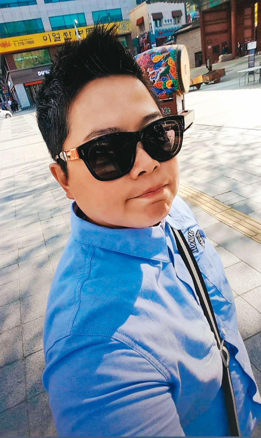 黃剛萍當領隊時,不但頭髮要抓,全身上下還都是名牌。(黃剛萍提供)