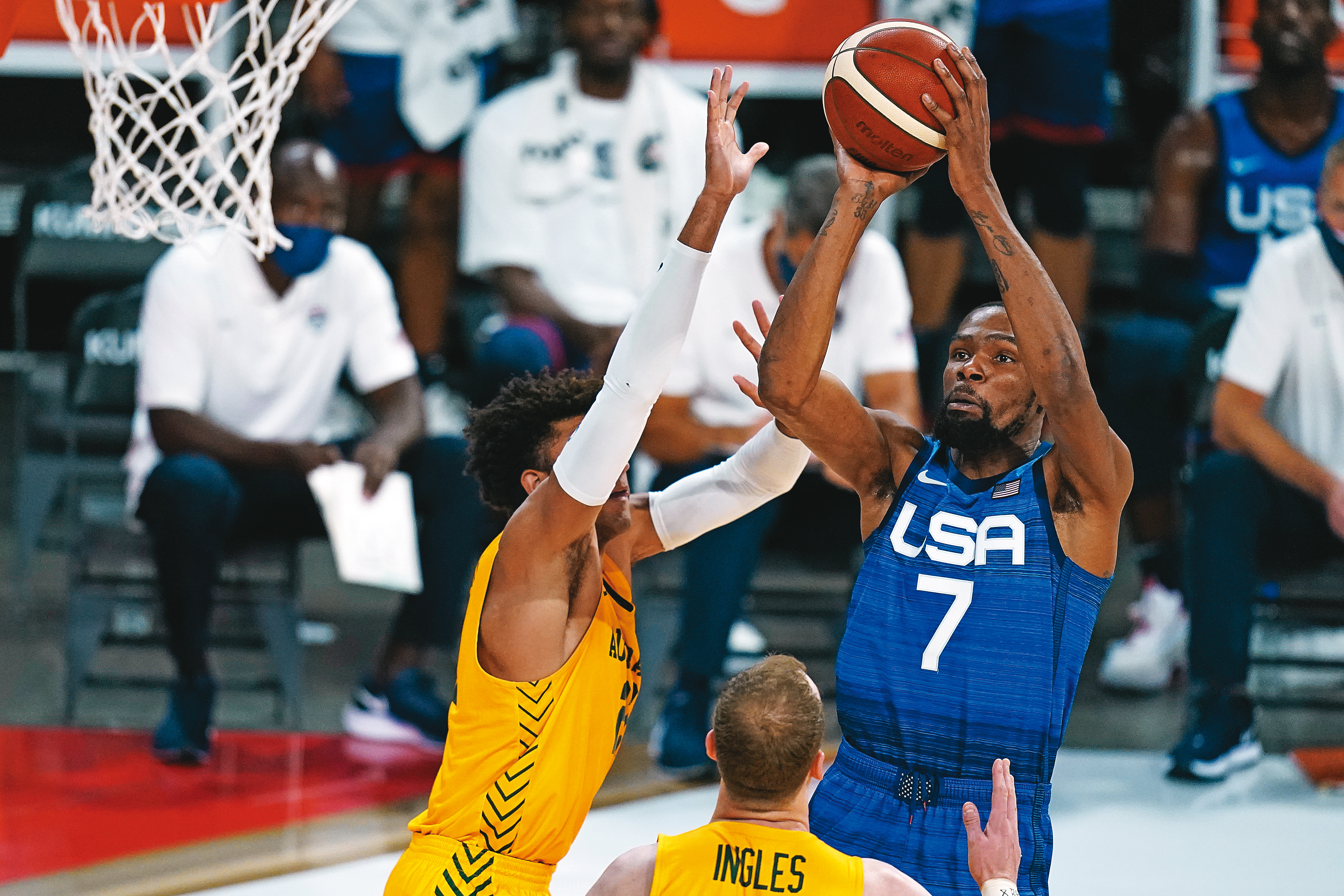 美夢隊少了LBJ，改由杜蘭特（右）掛頭牌，是史上年薪最高的夢幻隊。（達志影像）