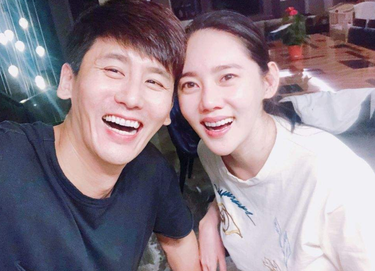 于曉光與秋瓷炫的韓國經紀公司表示，坐于曉光大腿上的女子是家人都熟悉的鄰居朋友。（網路圖片）