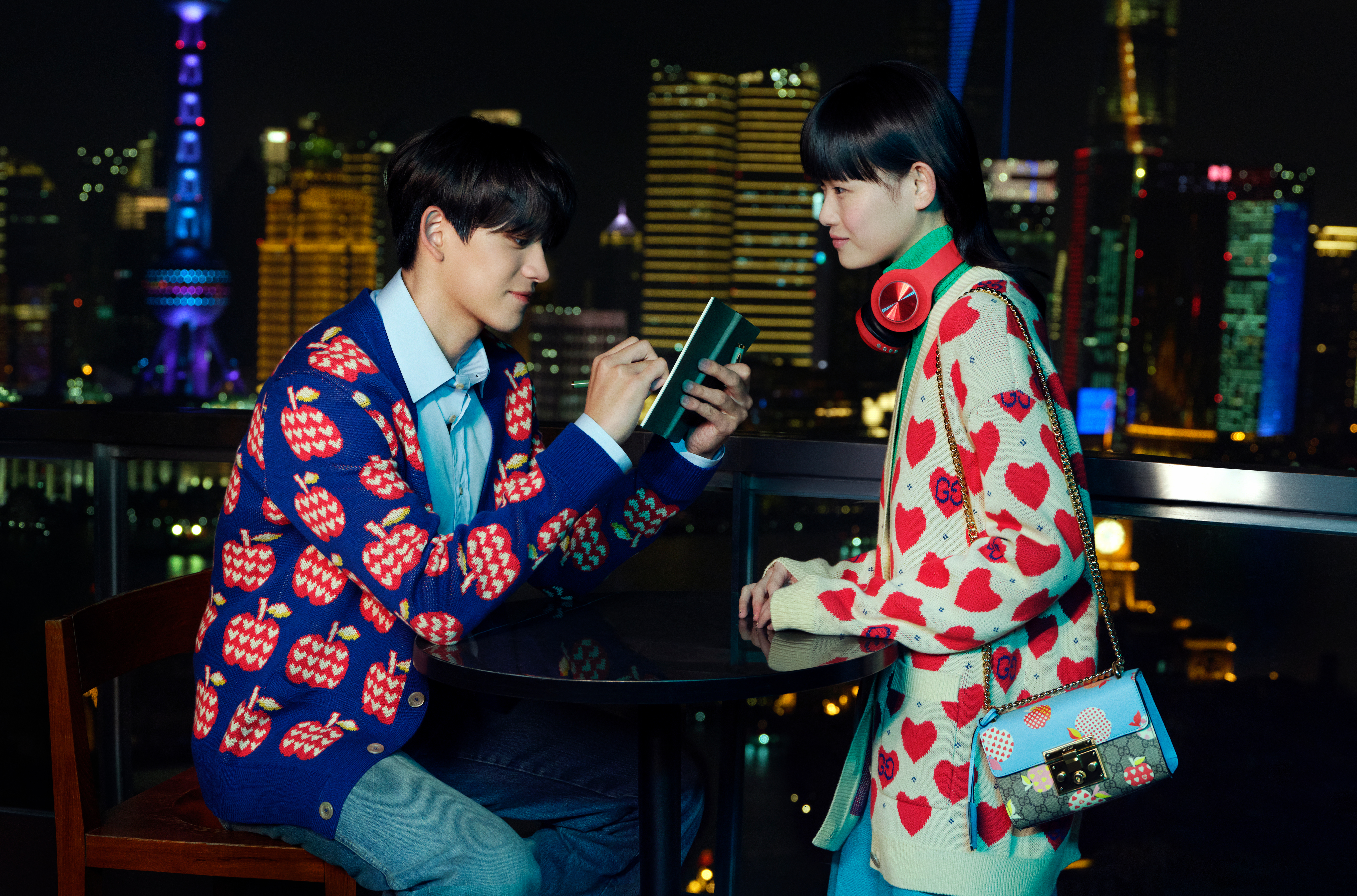 GUCCI七夕情人節形象廣告由WayV成員、SuperM 成員Lucas（左）和中國超模雎曉雯（右）主演，傳達一對男女在上海街頭終於相遇的故事。（GUCCI提供）