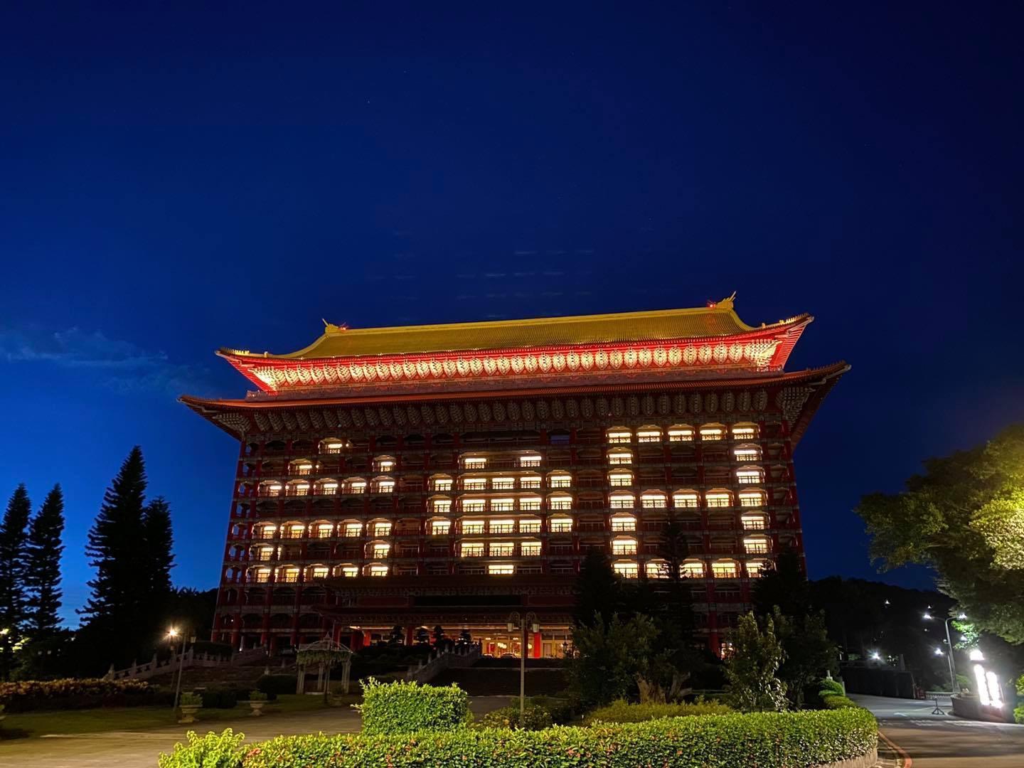 因日本3度贈送台灣疫苗,圓山大飯店今日晚間點燈「台❤️日」表達感謝。(翻攝自圓山大飯店臉書)