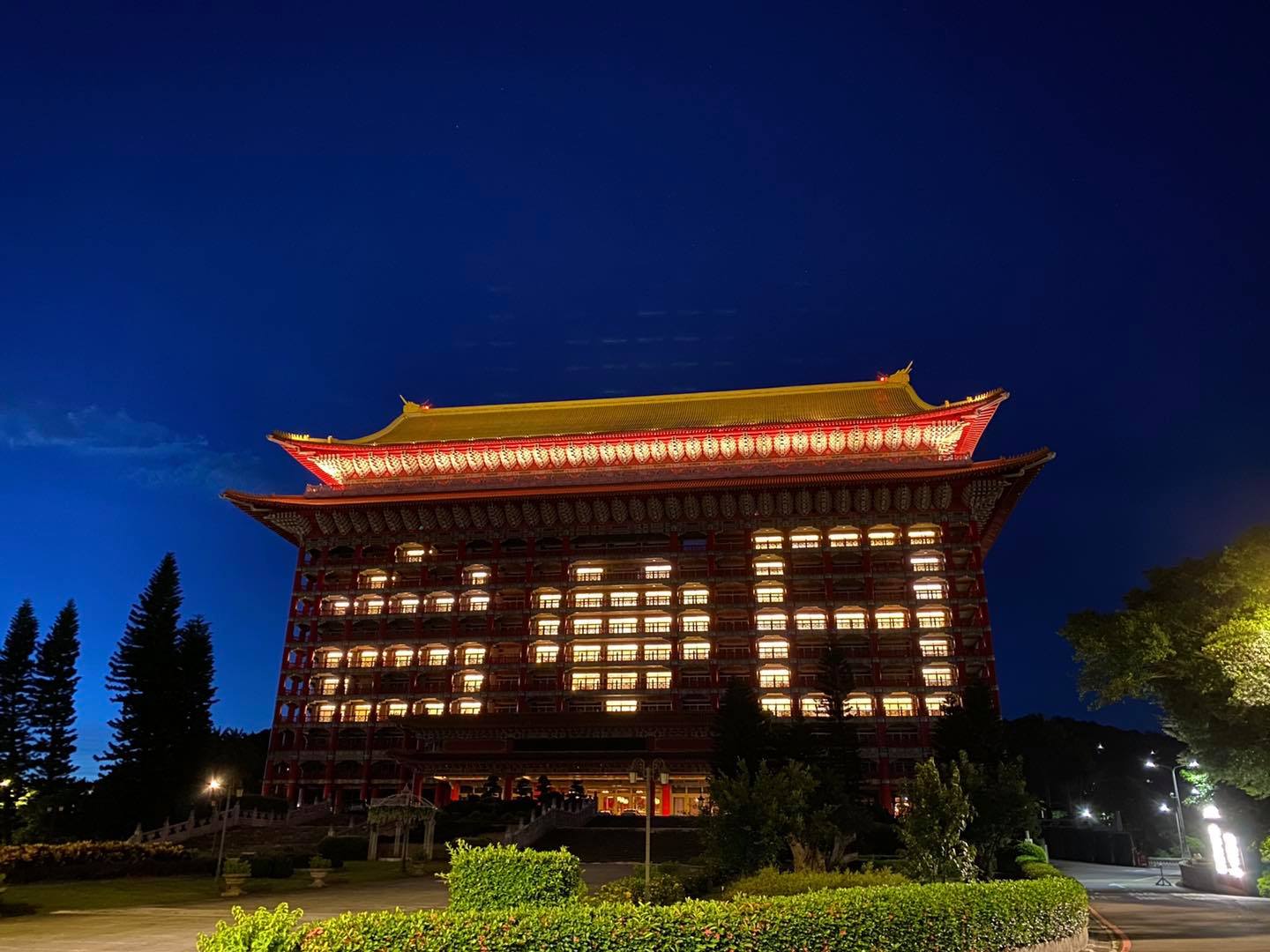 因日本3度贈送台灣疫苗，圓山大飯店今日晚間點燈「台❤️日」表達感謝。（翻攝自圓山大飯店臉書）