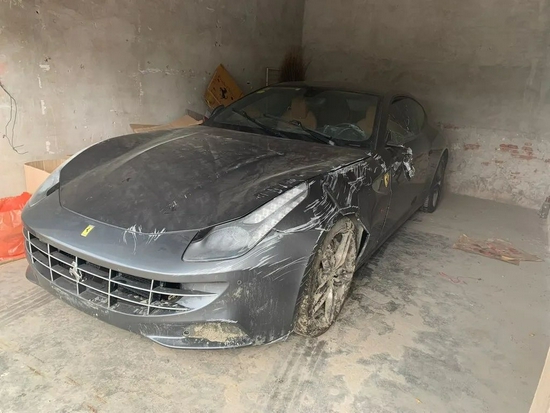 陳男順利脫困,不過車輛報廢全毀。(翻攝自上海虹口法院)